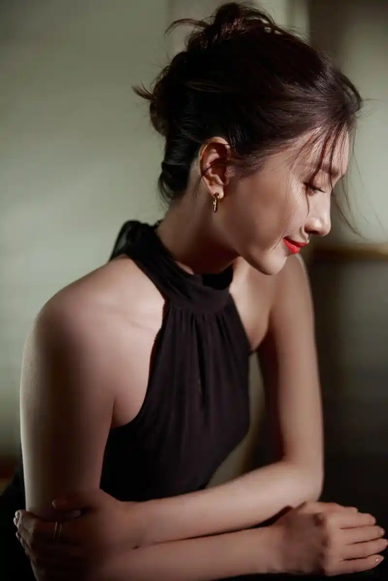 江疏影黑色露背挂脖长裙,红唇明艳,浪漫迷人