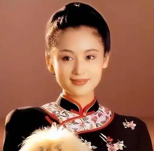 她被称为"大陆第一美人",陈凯歌对她一见钟情,55岁还酷似少女_陈红