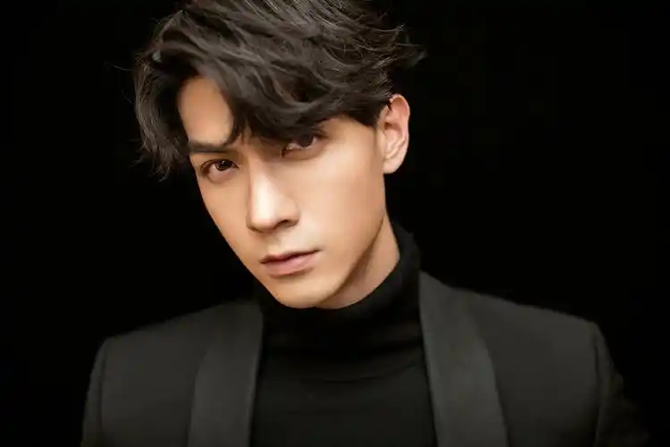 霸道总裁本人!任言恺黑西装冷峻惊艳亮相盛典活动