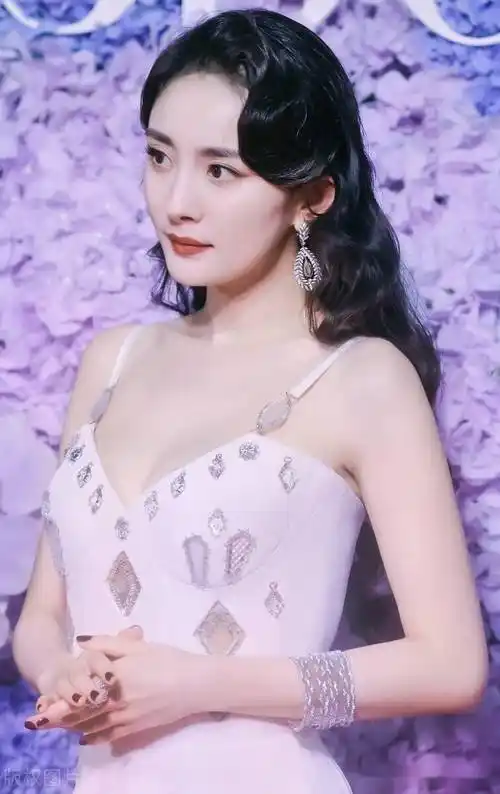 杨幂一袭粉色抹胸长裙出席活动眼神清澈干净温柔了时光