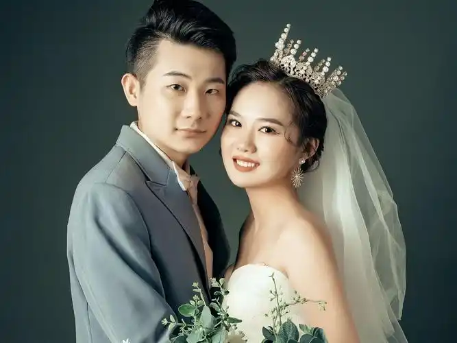 看,新郎新娘——张琪刘瑜的婚纱照风采!