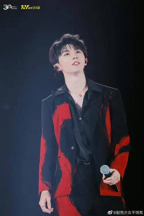 马嘉祺玩水枪花絮照