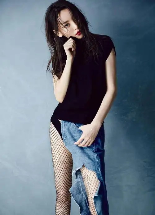 于文文演唱会紧身裤造型引发热议身材曼妙展现引来不必要的质疑