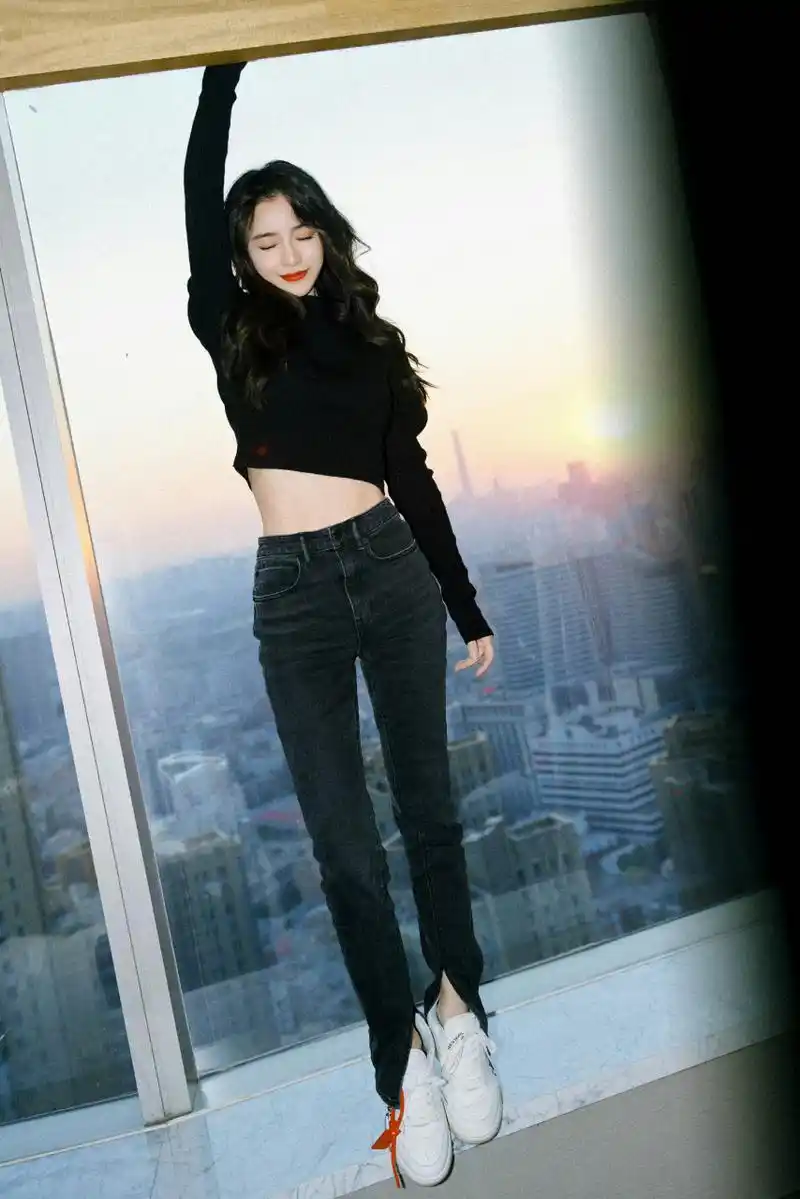 裙裙收腰的小设计完美勾勒出baby优越的腰臀线!哎呦喂咱就是说