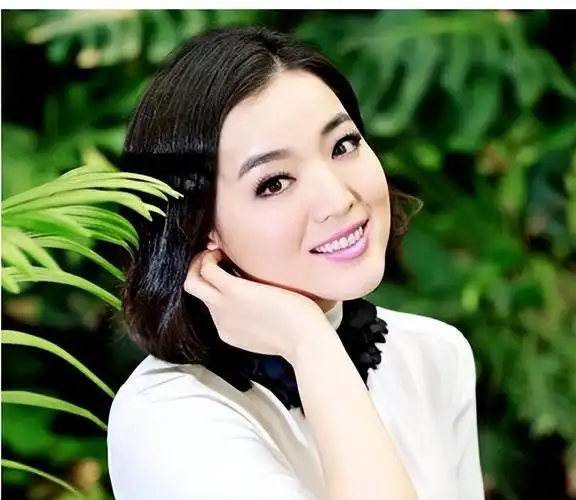 以一首《小桃红》成功火便大江南北,助力她成为90年代当红女歌手