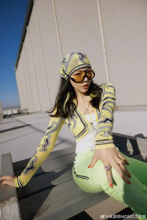 吴莫愁超话在光影晃动的初冬里,奔赴彩色.