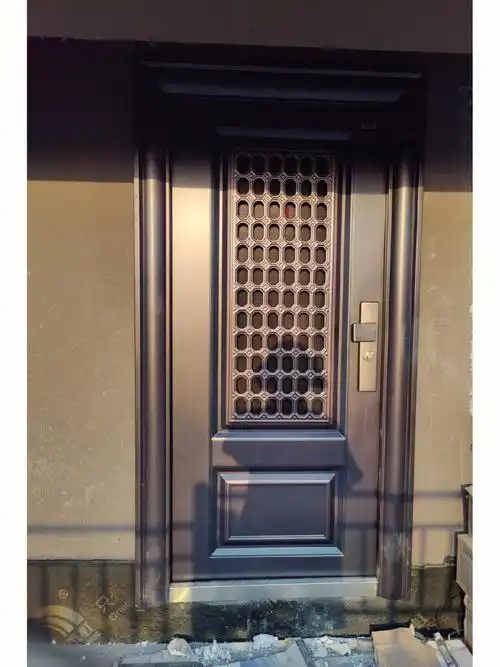 为了尽可能的减少西晒放弃了玻璃门,选择了厚的防盗门,扛晒也能为隔热