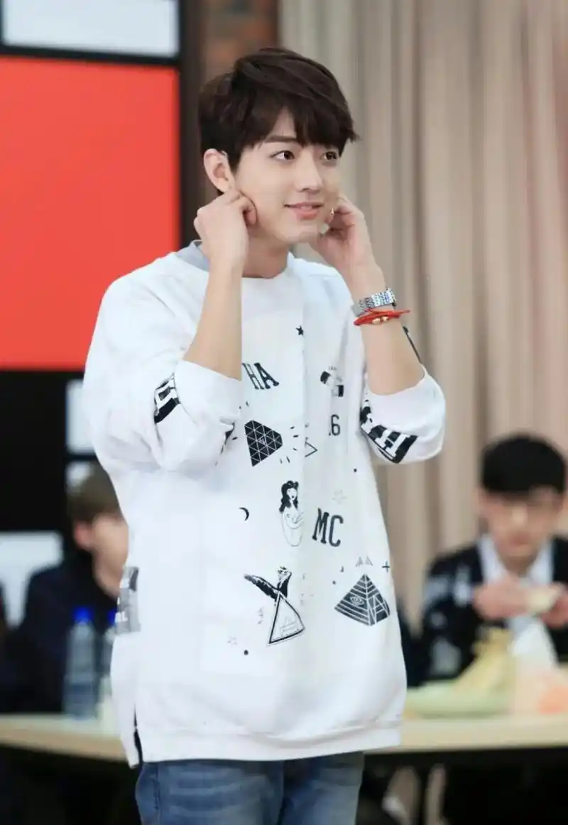 这应该是肖战刚出道的时候吧,胖乎乎奶fufu!#肖战