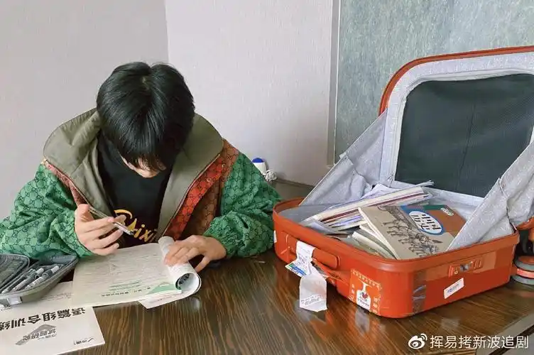 刘耀文晒一箱作业,却遭网友质疑书本太新,粉丝巧妙回应质疑