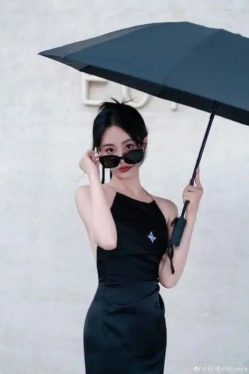 祝绪丹露背黑裙#祝绪丹最新造型大片银色链条露背黑裙,霸气御姐成伞