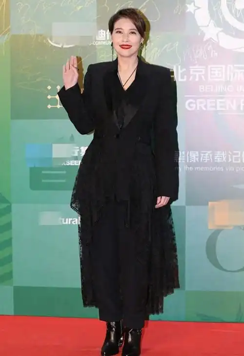 比较符合成熟女性的魅力,黑色的显瘦效果较强,周海媚选择全身穿上黑色