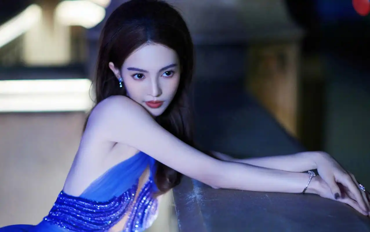 金晨好漂亮,一袭蓝裙,优雅高贵,精致妩媚,一颦一笑间尽显风情!