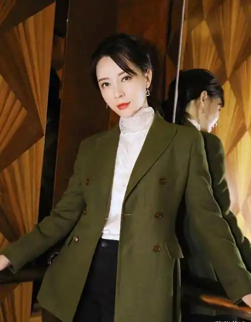 原创陈数以气场闻名但穿绿色西装像舞台剧的演出服差点翻车了