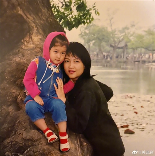 妈妈也是美人!关晓彤晒出母女旧时合照显温馨