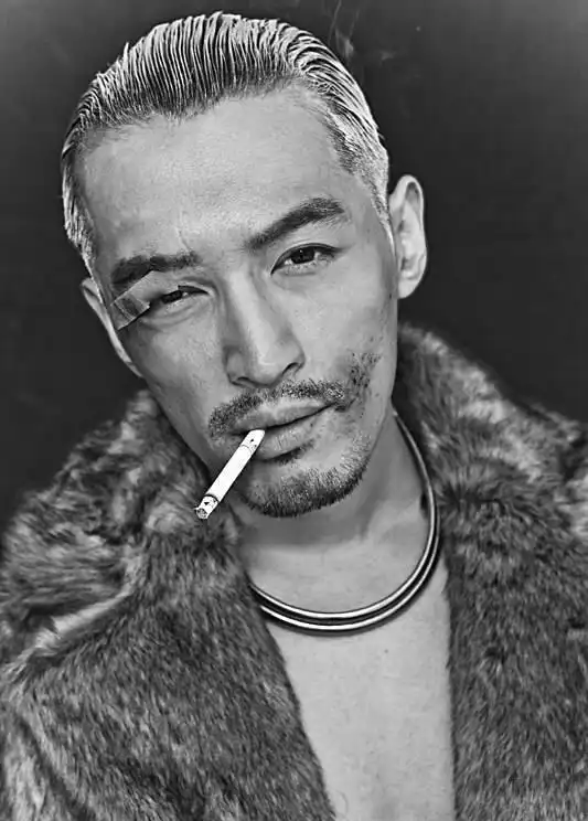 这样的胡歌,脸上写满沧桑,外形充满痞气,谁不爱?