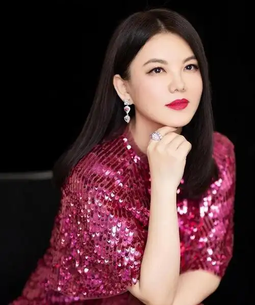 女儿王诗龄已经长成亭亭玉立的大姑娘了,不仅学业有成,还越长越漂亮呢