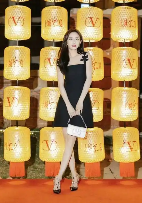 原创佟丽娅40岁美到认不出皮肤白皙腰部纤细胸前镂空一块太性感