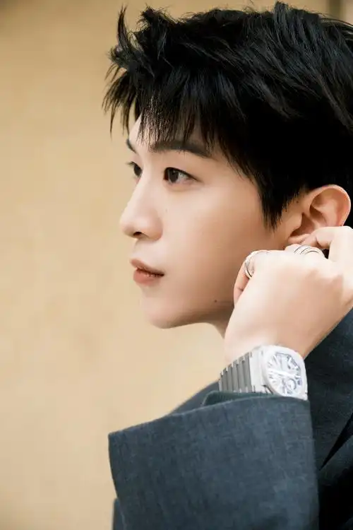 腾讯视频星光大赏##腾讯视频星光大赏出发照##范丞丞碎钻耳钉