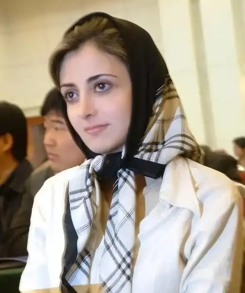 迪拜最美公主萨拉玛:6岁靠美貌大红,18岁联姻被雪藏再也不露面插图8