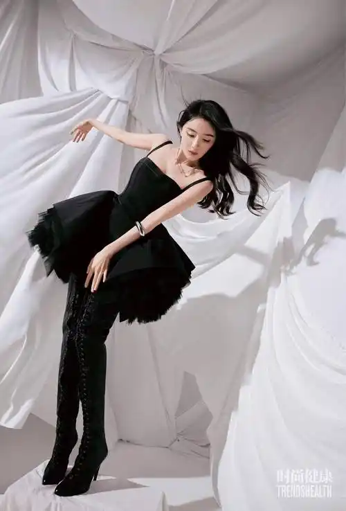 杨幂又登时尚健康三月刊封面,戴宽檐礼帽露大白腿优雅又摩登_黑色