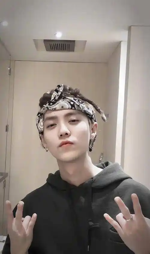 留胡子,秀肌肉,"扫娘风暴"过后,娘化的小鲜肉终于硬起来了_黄子韬