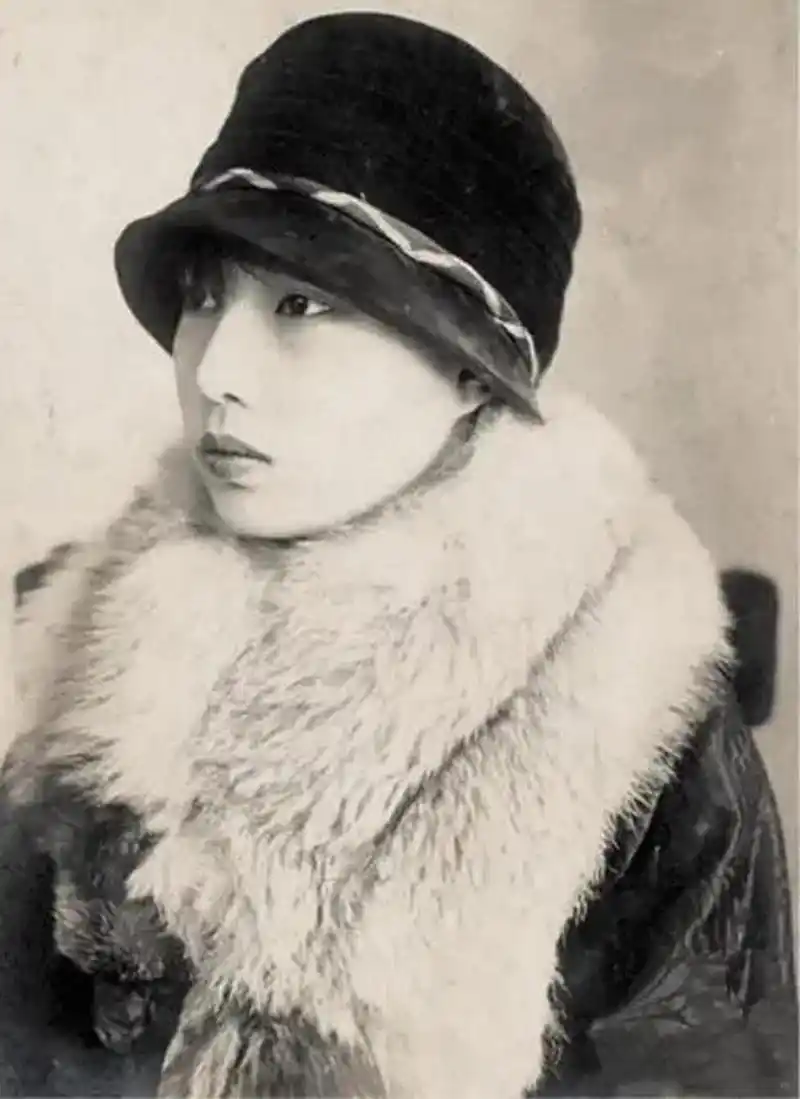 在深夜,姚玉兰踮起脚尖,悄悄打开房门,让自己的丈夫杜月笙进来.