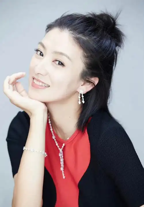 演员斓曦,吃饭路上捡来一个老公,低调幸福十年