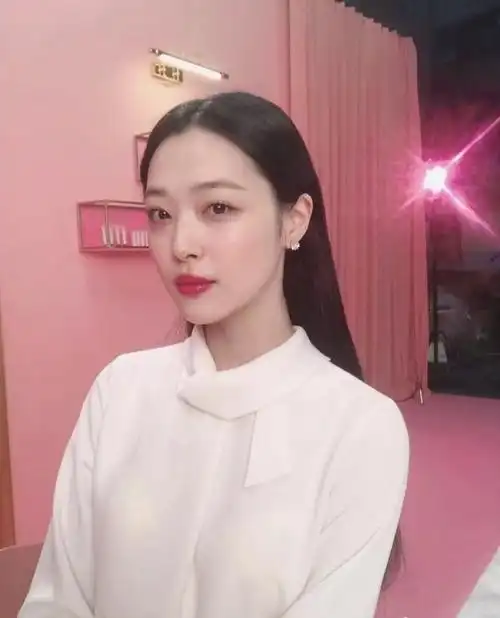 原创崔雪莉终于回归正常!一身粉色套装搭齐刘海长发,好水嫩啊!