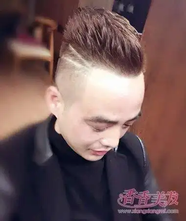 向后梳的男生发型青年