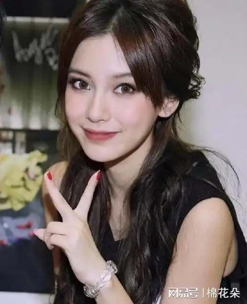 刚出道时照片曝光,没有找到自我的angelababy,每张看着都像别人|杨颖