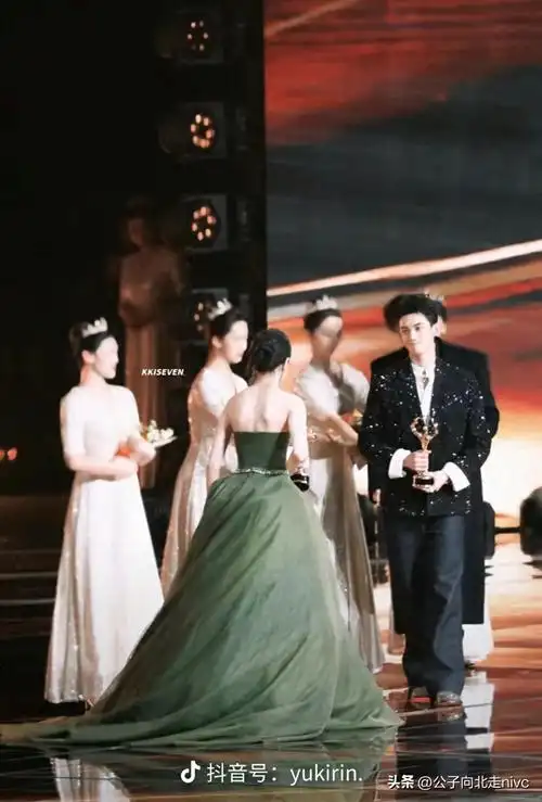 吴磊@迪丽热巴:我磕这对儿了!网友:拉丝拉丝_公主_穿