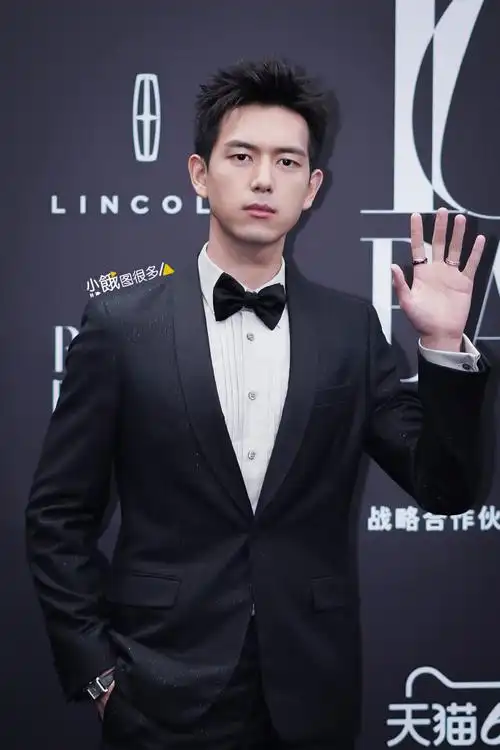 李现超话20230530#李现 现偶霸总#李现高清图集,今天从西装到衬衫都有
