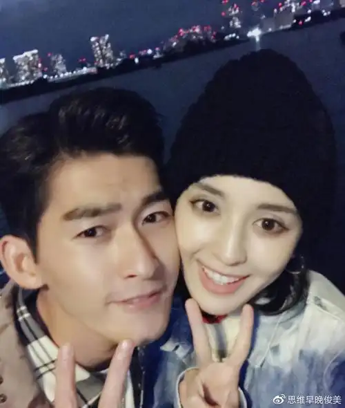 一起穿情侣装出游,一起庆祝相爱纪念日,古力娜扎和张翰的每一帧相处