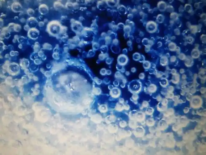 图五:大中小气泡分布于釉色中,疑似晨星约影约现,无法仿制的过渡稀疏