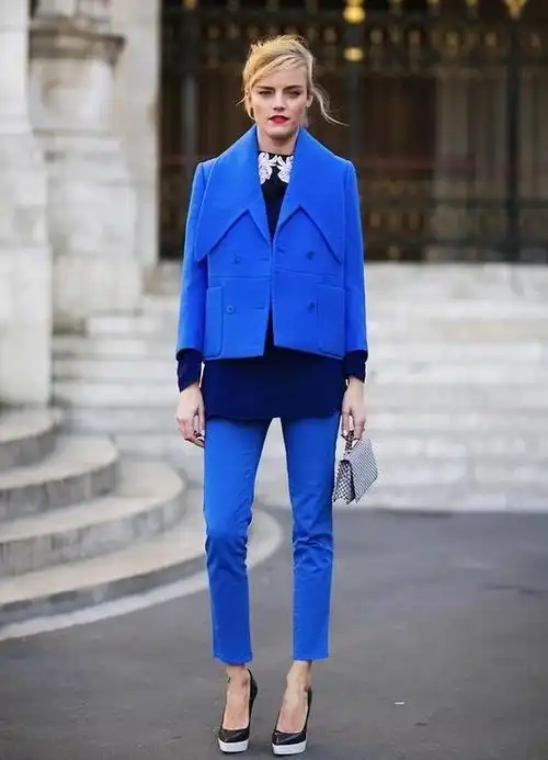 女人过了40岁少穿黑白灰建议试试墨蓝色好看显高级