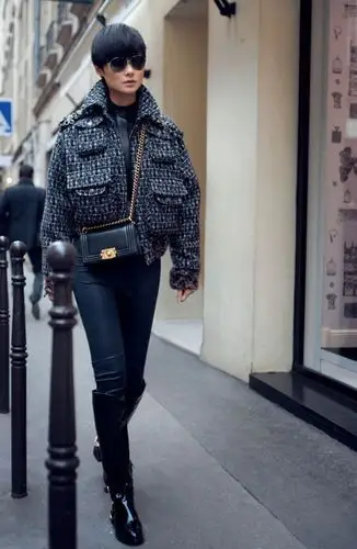 李宇春巴黎街拍写真 毛线帽俏皮可爱_星街拍_明星