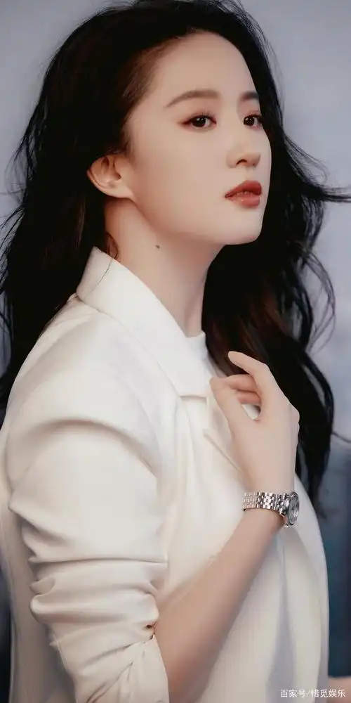 神仙姐姐刘亦菲一身白色西装真美