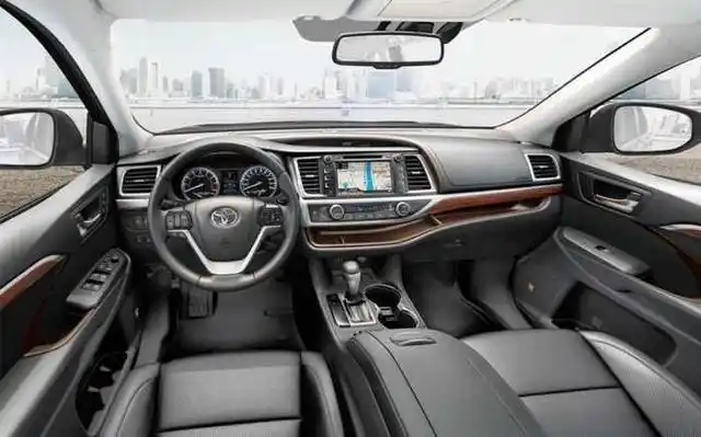 内饰部分,19年的汉兰达是一台小改款,内饰并没有太大改动.