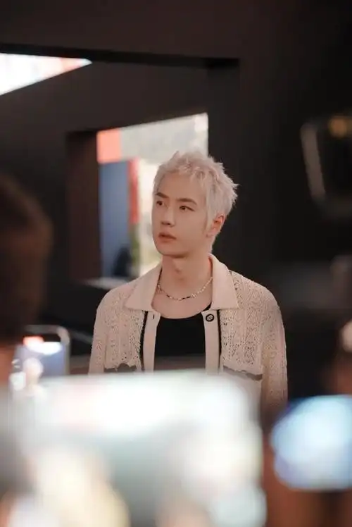 王一博 香奈儿##王一博巴黎时装周##王一博米白色针织外套