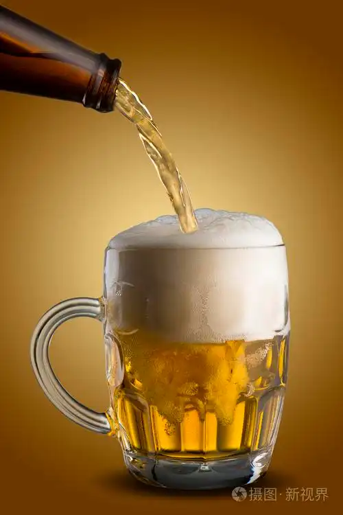 玻璃从瓶啤酒倒照片-正版商用图片097q00-摄图新视界