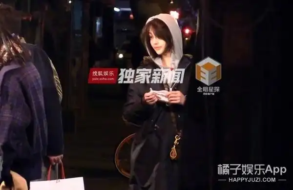 郑爽被拍到在街头抽烟?我们还是多多关注她的作品吧.