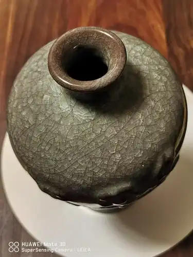 分享古典艺术〈宋官窑冰裂纹梅瓶〉器型之美