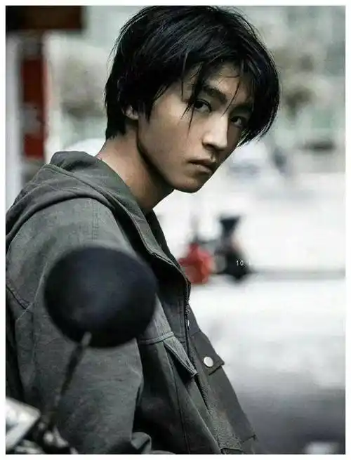 王俊凯演绎孟超,断桥征途,引发观众共鸣_生活_命运_黑暗