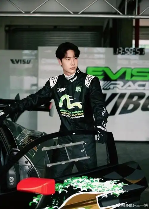 王一博分享六宫格随拍 穿赛车服拿头盔帅气飒爽|王一博_新浪财经_新浪