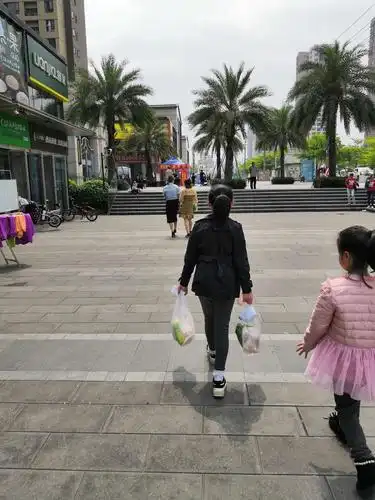 提着买好的菜回家喽,好重啊