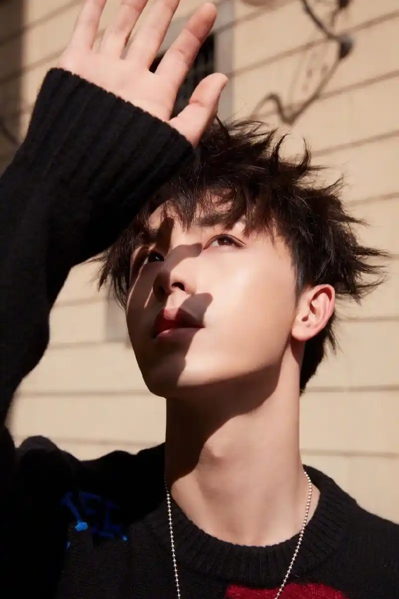 郭俊辰帅气的写真照片