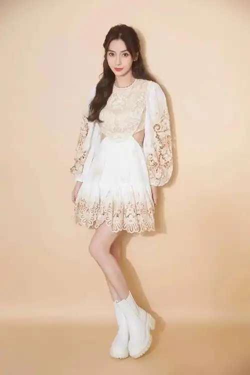 杨颖跨年晚会造型,穿蕾丝白裙,笑容甜美_网易订阅