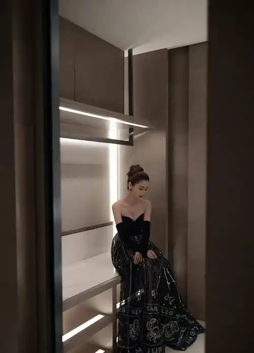 angelababy墨色天鹅绒抹胸星座裙造型,深v设计秀好身材性感妩媚