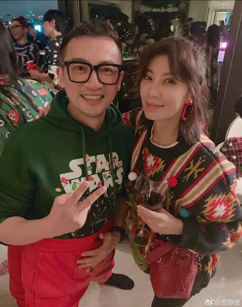 贾静雯苏有朋合影,满满的都是童年回忆,苏有朋裤子是亮点