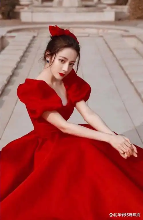 迪丽热巴来自新疆乌鲁木齐,从2013年出道,到今年已经在娱乐圈10年了